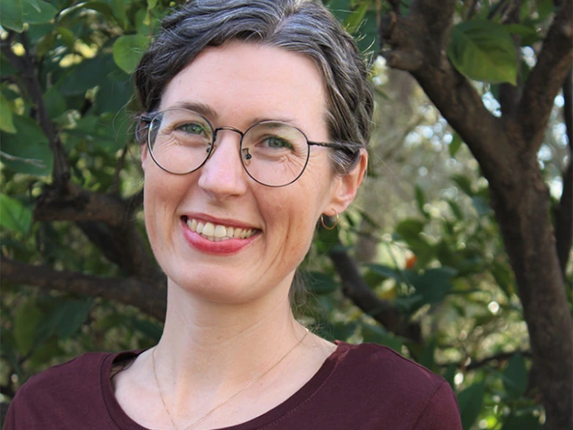 Leona Davis headshot